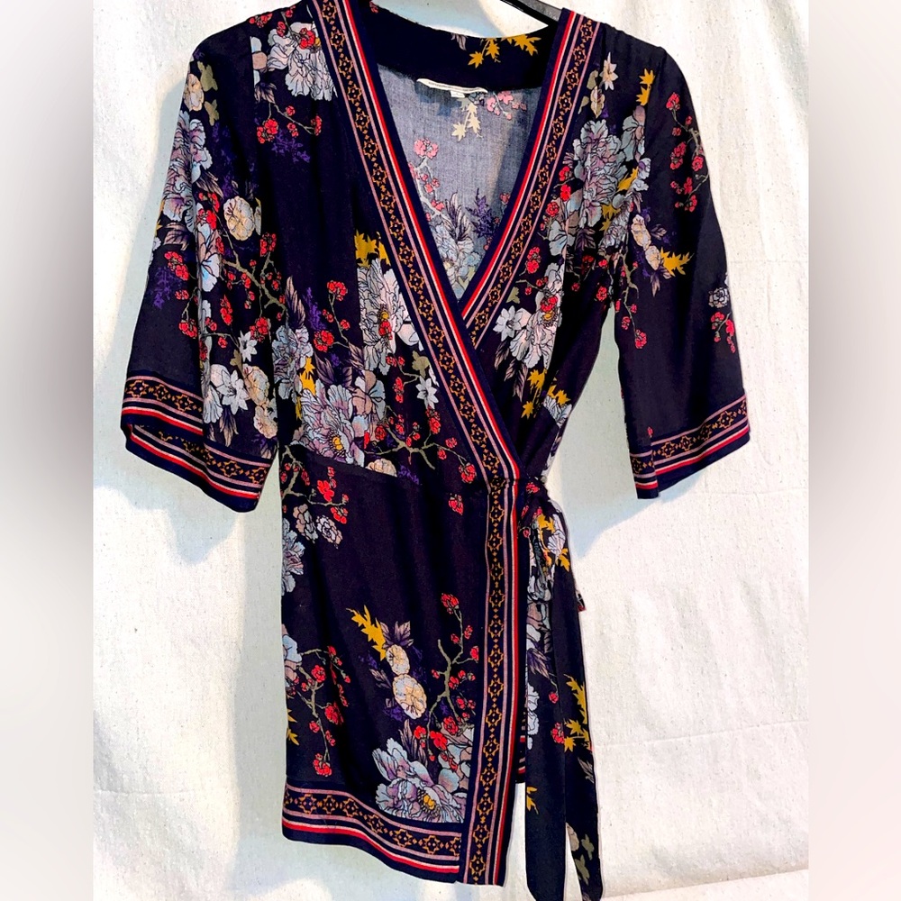 Black & Red Floral “Kimono style” wrap-around fabric tie sash blouse. - Picture 2 of 11